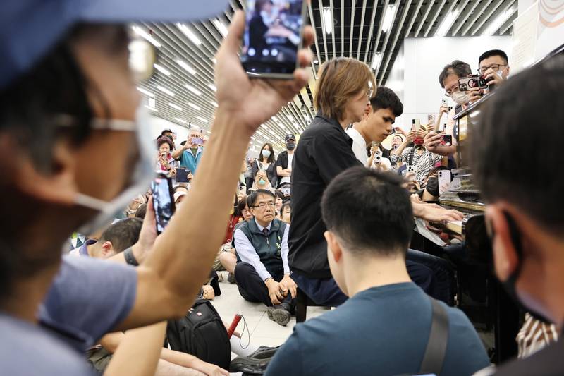 林隆璇、陳俊豪師生驚喜現身台南車站四手聯彈 黃偉哲: 兼顧交通秩序打造音樂之都