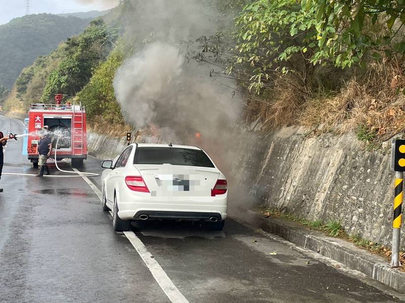 自小客車行經加津林橋突發火警　大武警即時通報消防協助處理