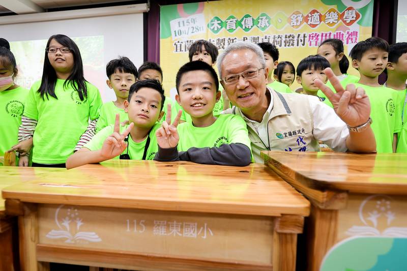 木育傳承、舒適樂學 宜蘭縣國民中小學木製新式課桌椅撥付啟用典禮
