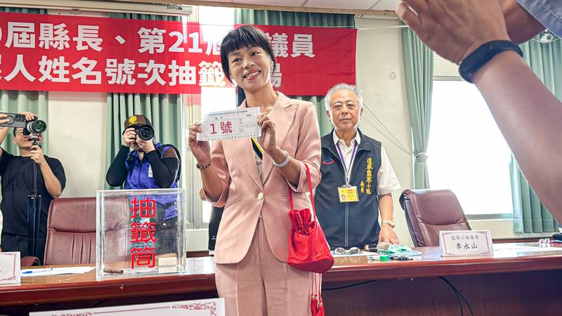 嘉義縣長候選人號次抽籤出爐 吳品叡1號、蔡易餘2號
