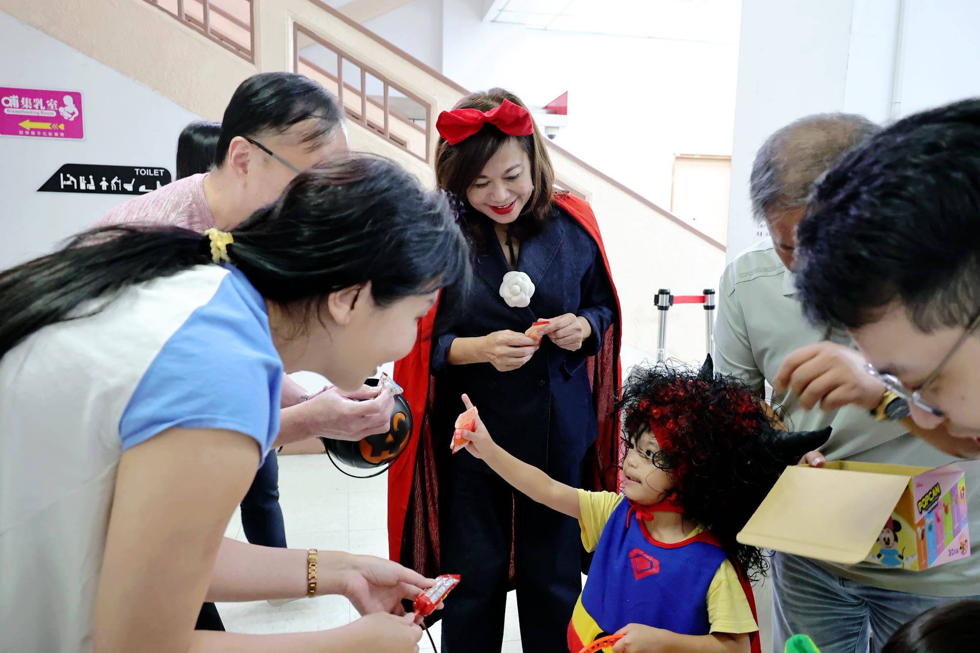 孩子們向市府同仁要糖果