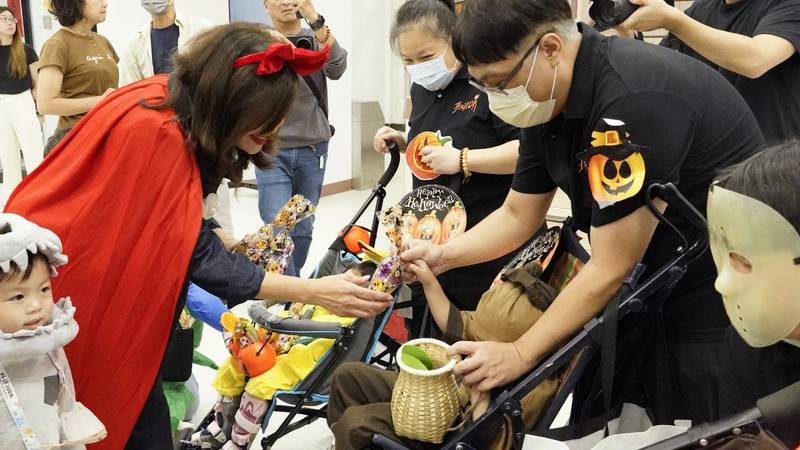 不給糖就搗蛋！基隆市副市長邱佩琳帶領身障中心慢飛天使踩街萌翻市府！