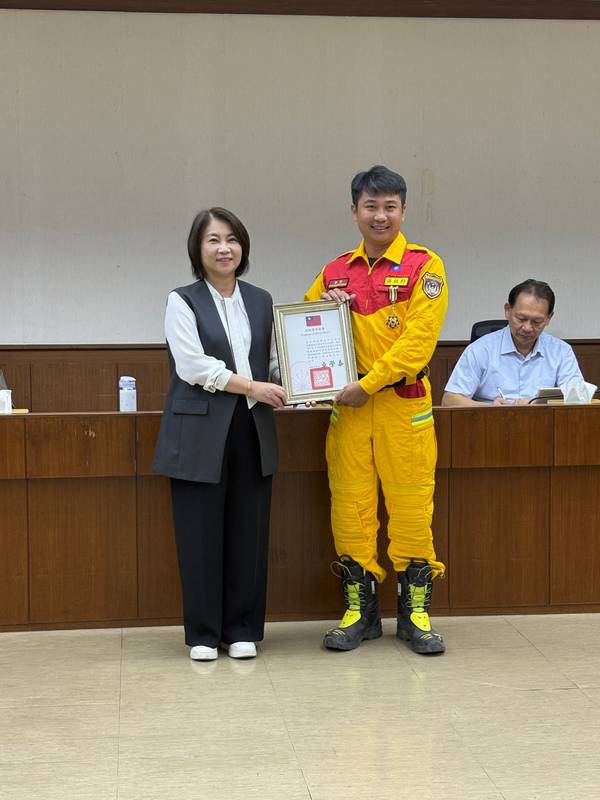 屏東縣特搜大隊馳援花蓮馬太鞍溪救災有功5員 榮獲行政院三等功績獎章