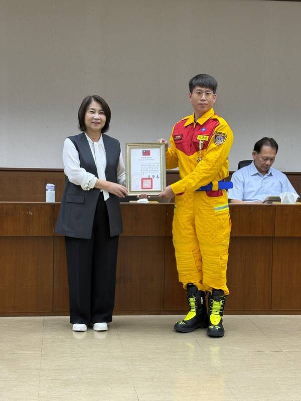 屏東縣特搜大隊馳援花蓮馬太鞍溪救災有功5員 榮獲行政院三等功績獎章