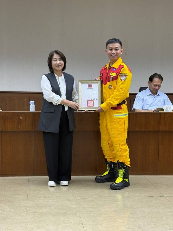 屏東縣特搜大隊馳援花蓮馬太鞍溪救災有功5員 榮獲行政院三等功績獎章
