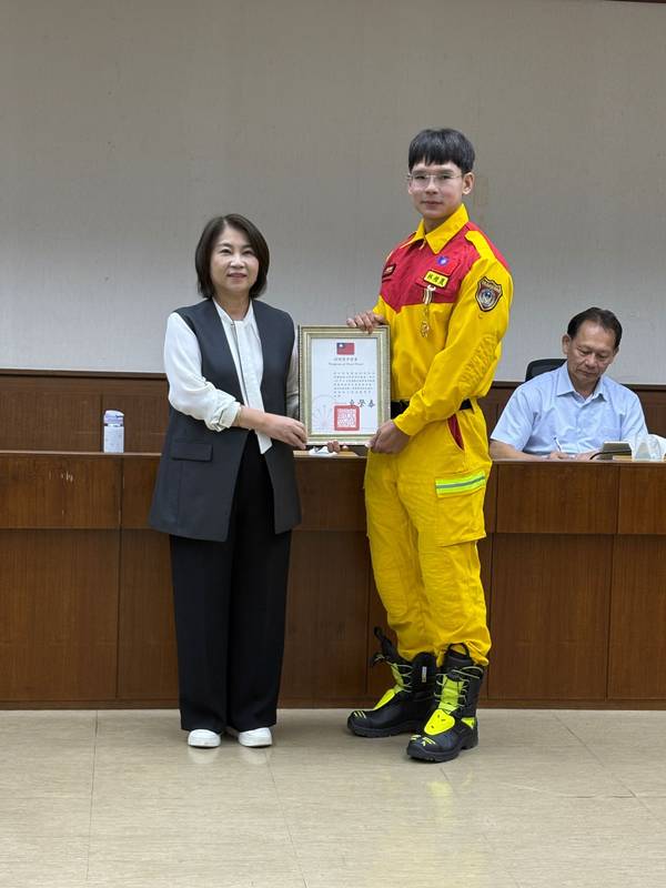 屏東縣特搜大隊馳援花蓮馬太鞍溪救災有功5員 榮獲行政院三等功績獎章