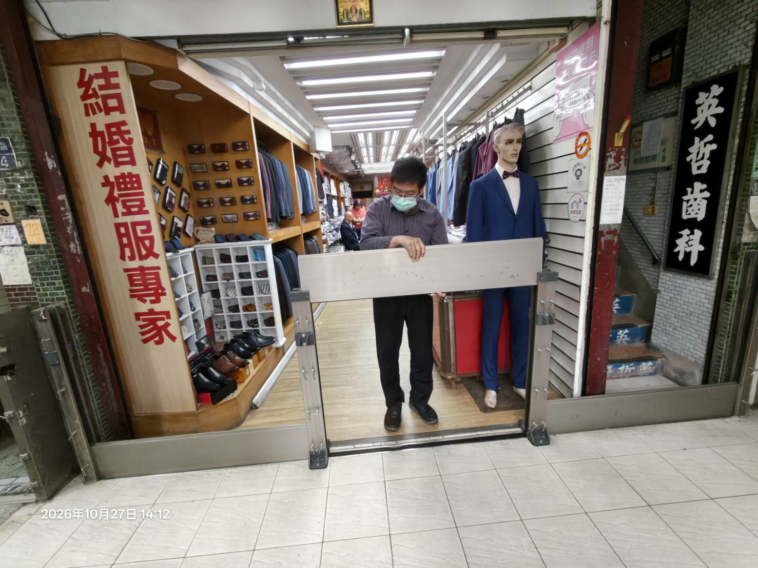 店家依通報架設防水閘門