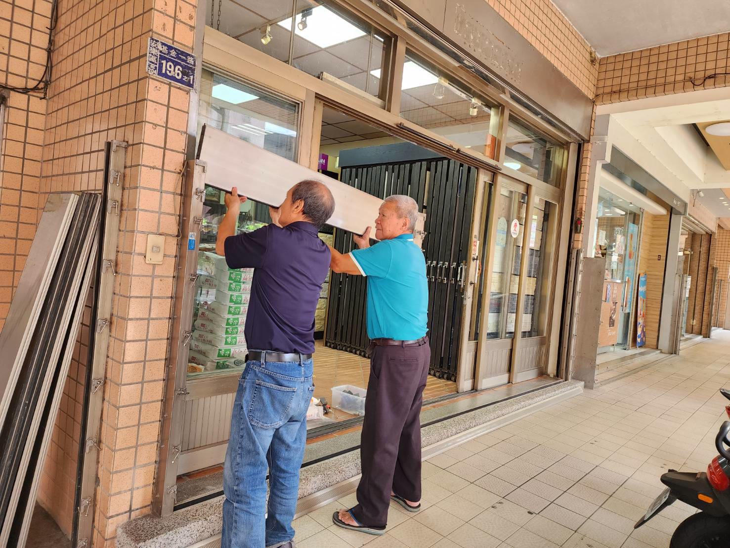 安樂區基金一路店家合力架設防水閘門