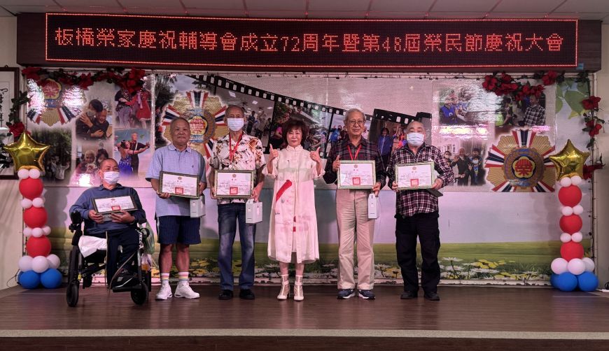 《圖說》板橋榮家陳桂美主任(中)頒獎感謝板橋榮家5位榮民楷模。〈板橋榮家提供〉