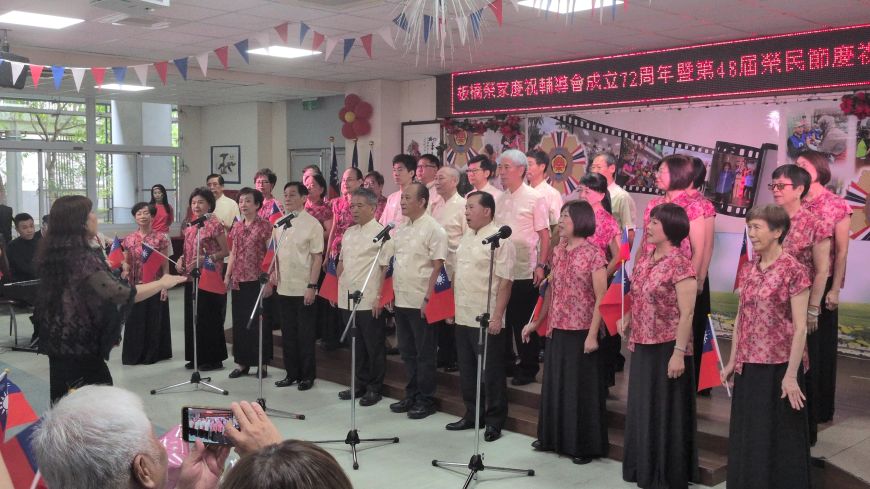 《圖說》復興崗校友會合唱團帶來一連串軍歌及愛國歌曲，喚起在場榮民長輩們愛國情。〈板橋榮家提供〉