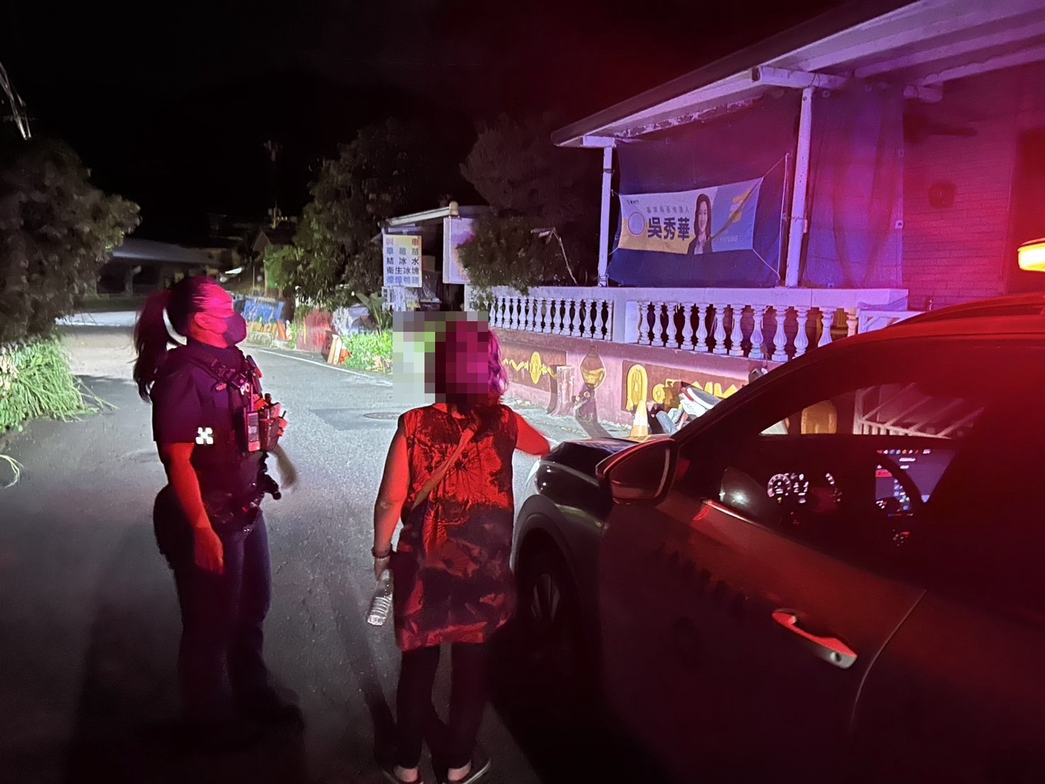 員警以巡邏車將王女（畫面已模糊處理）載送至住家附近