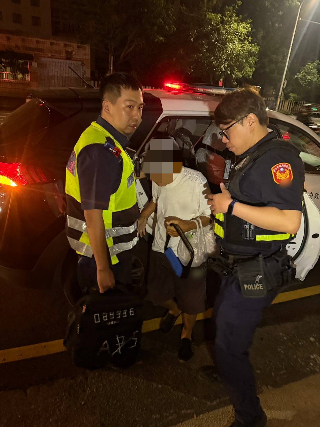 烏日分局員警以警車護送施姓老翁（畫面已模糊處理）返家