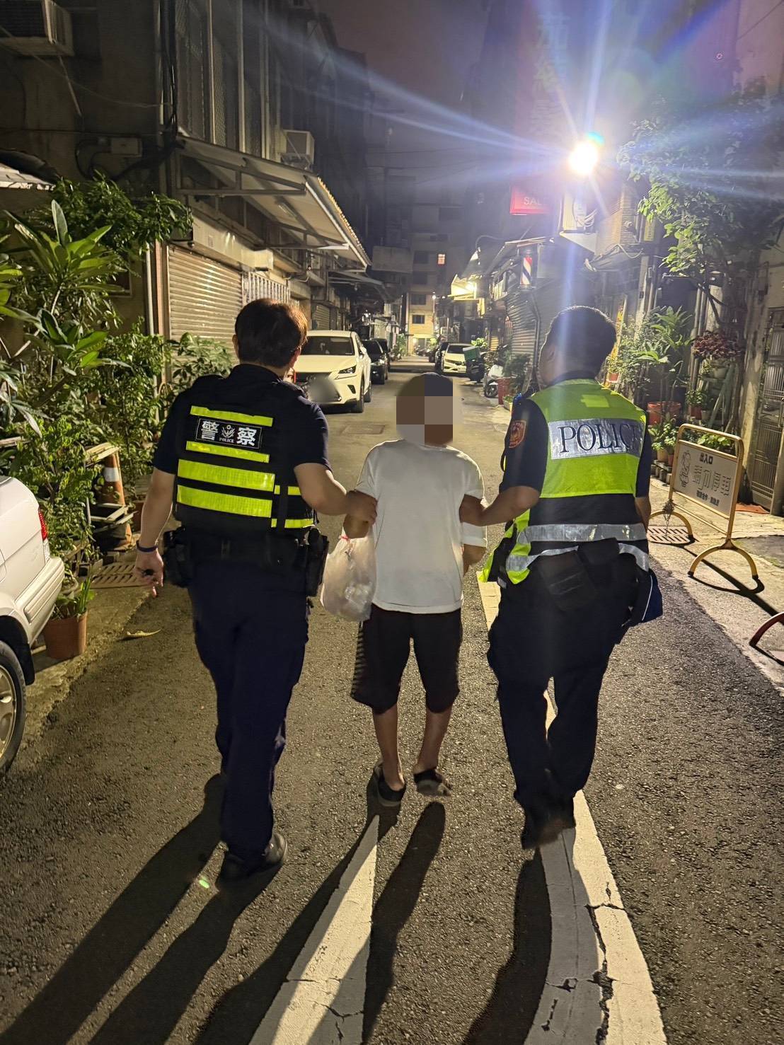 員警攙扶施姓老翁返回住處