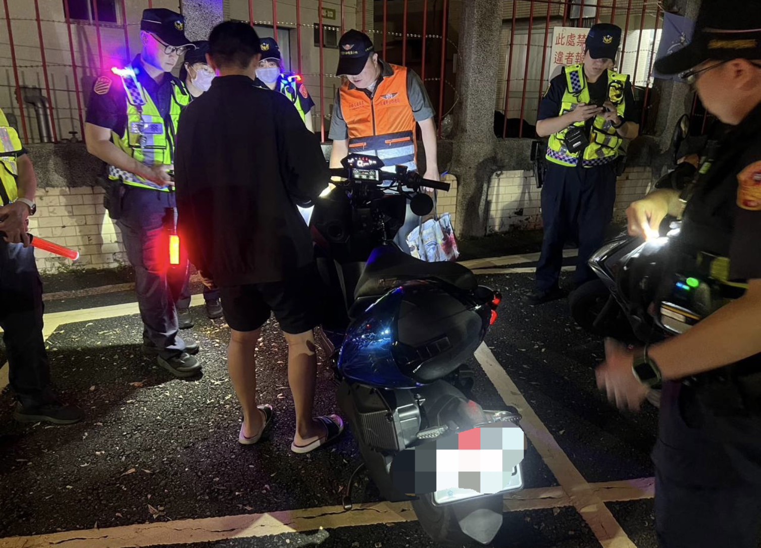 監理站人員會同員警檢查機車改裝情形