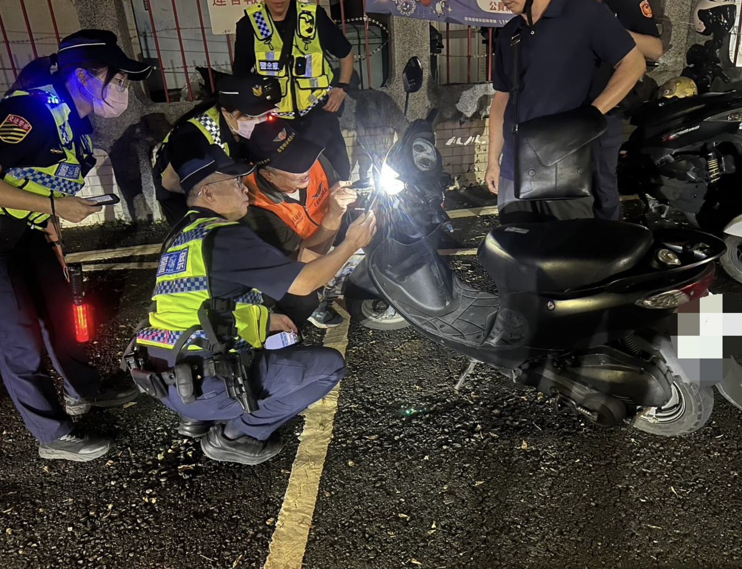 員警與監理人員檢查車輛電系設備