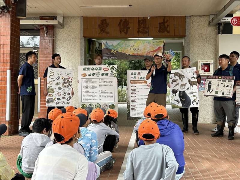新竹分署與直潭國小除蔓護林 30人拔除40公斤小花蔓澤蘭