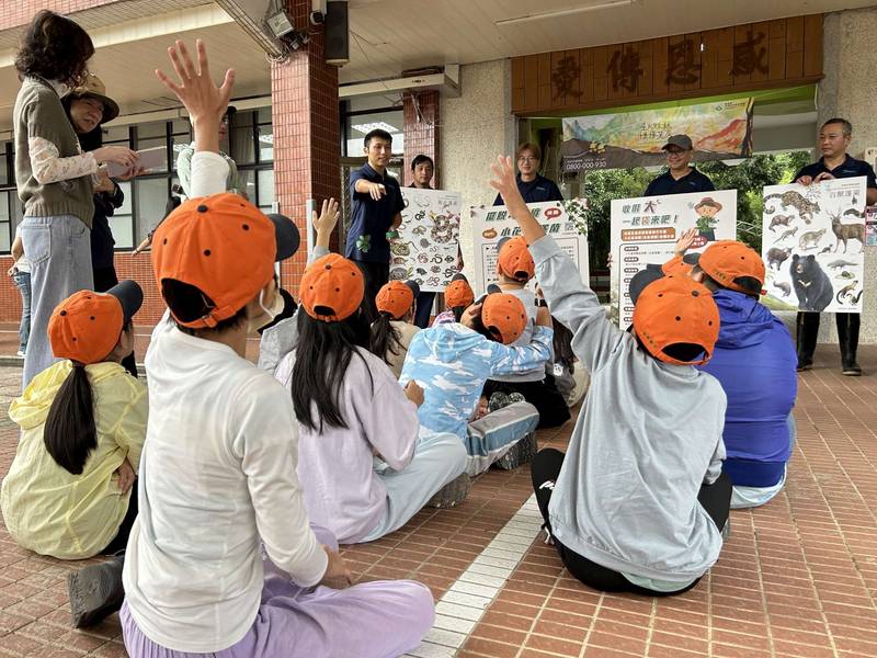 新竹分署與直潭國小除蔓護林 30人拔除40公斤小花蔓澤蘭