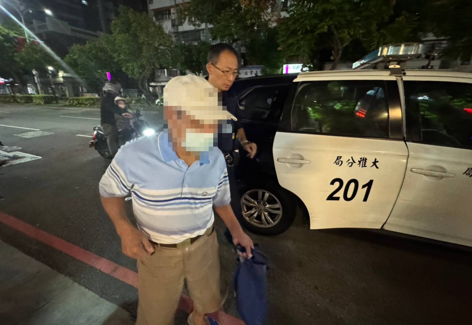 大雅分局馬岡派出所員警護送黃姓老翁（畫面已模糊處理）返家