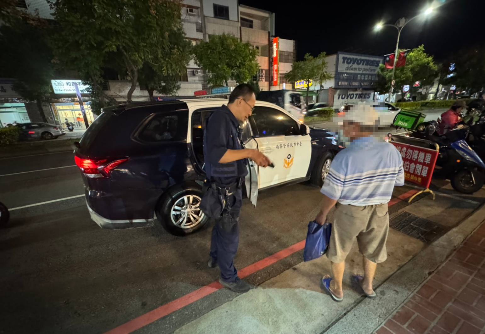 員警在雅潭夜市附近關懷迷途的黃姓老翁