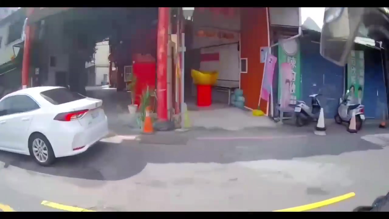 員警巡邏發現自小客車在大誠街131巷口紅線臨停（翻攝密錄器畫面）