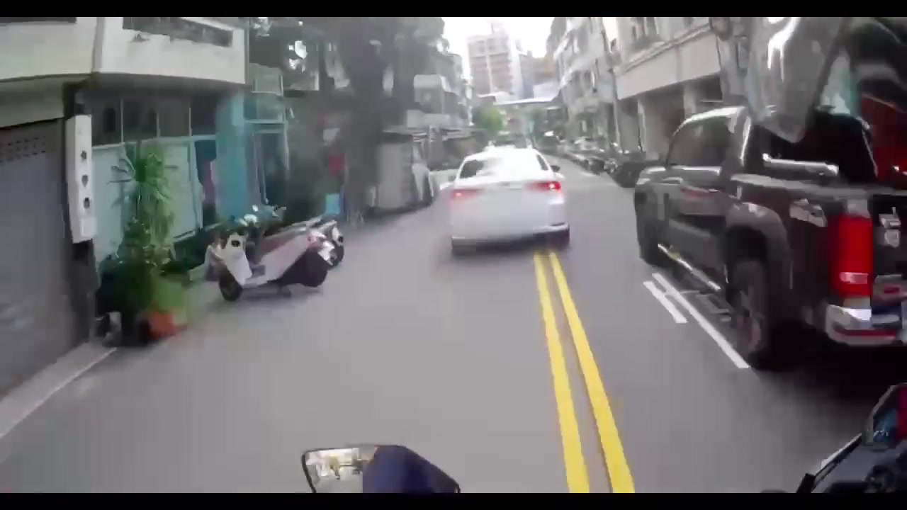 駕駛拒檢加速逃逸，員警持續尾隨追查（翻攝密錄器畫面）