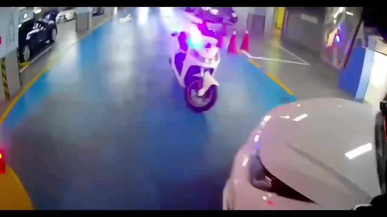 車輛駛入中友百貨地下停車場，員警上前破窗攔查（翻攝密錄器畫面）