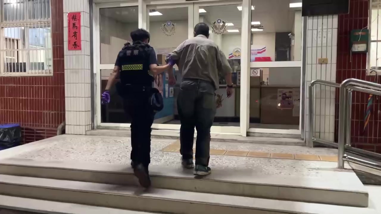 員警將陸姓婦人帶回大里分駐所釐清案情
