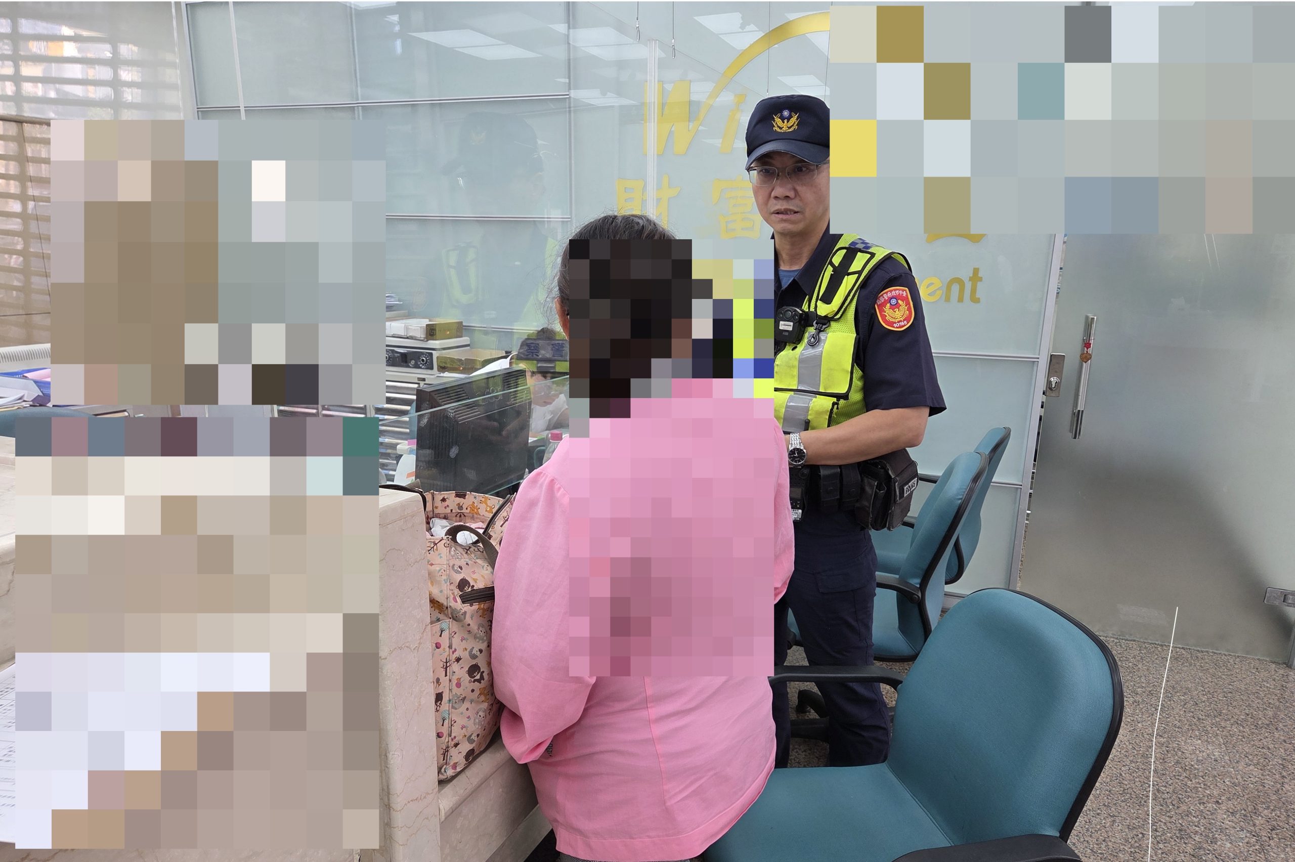 清水分局員警到銀行了解女子（畫面已模糊處理）提領用途
