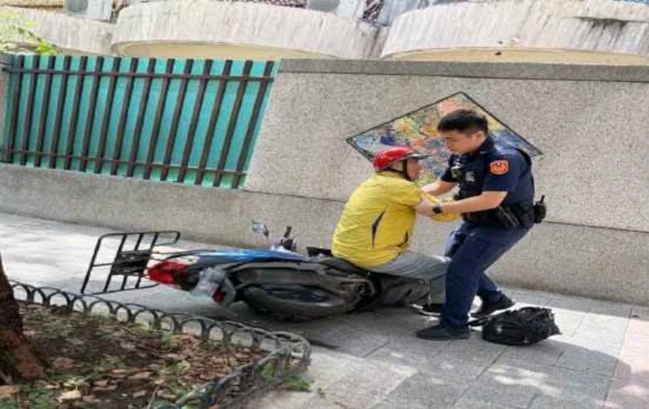 失智翁迷途稱旅遊，大同暖警溫馨護送