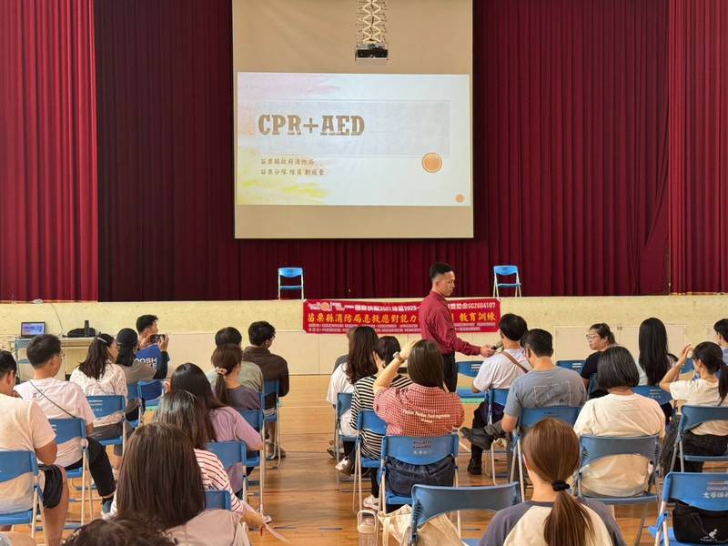 苗栗消防局赴文華國小宣導CPR與AED 約70名教師參加