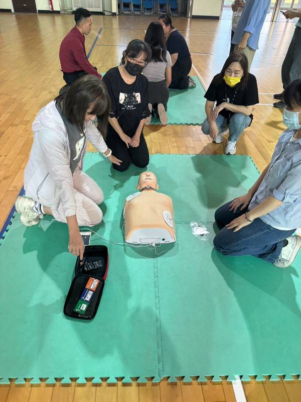 苗栗消防局赴文華國小宣導CPR與AED 約70名教師參加
