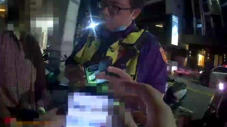 民權派出所員警在臺灣大道二段附近關懷迷途的蔡姓婦人(翻攝密錄器畫面)