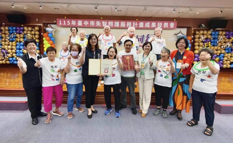 中市失智照護成果展溫馨登場!12家共照中心、52處社區據點齊聚 長輩展現慢老活力