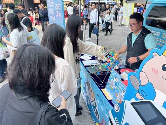 中市就業服務巡迴車深入各地 提供就近求職諮詢服務