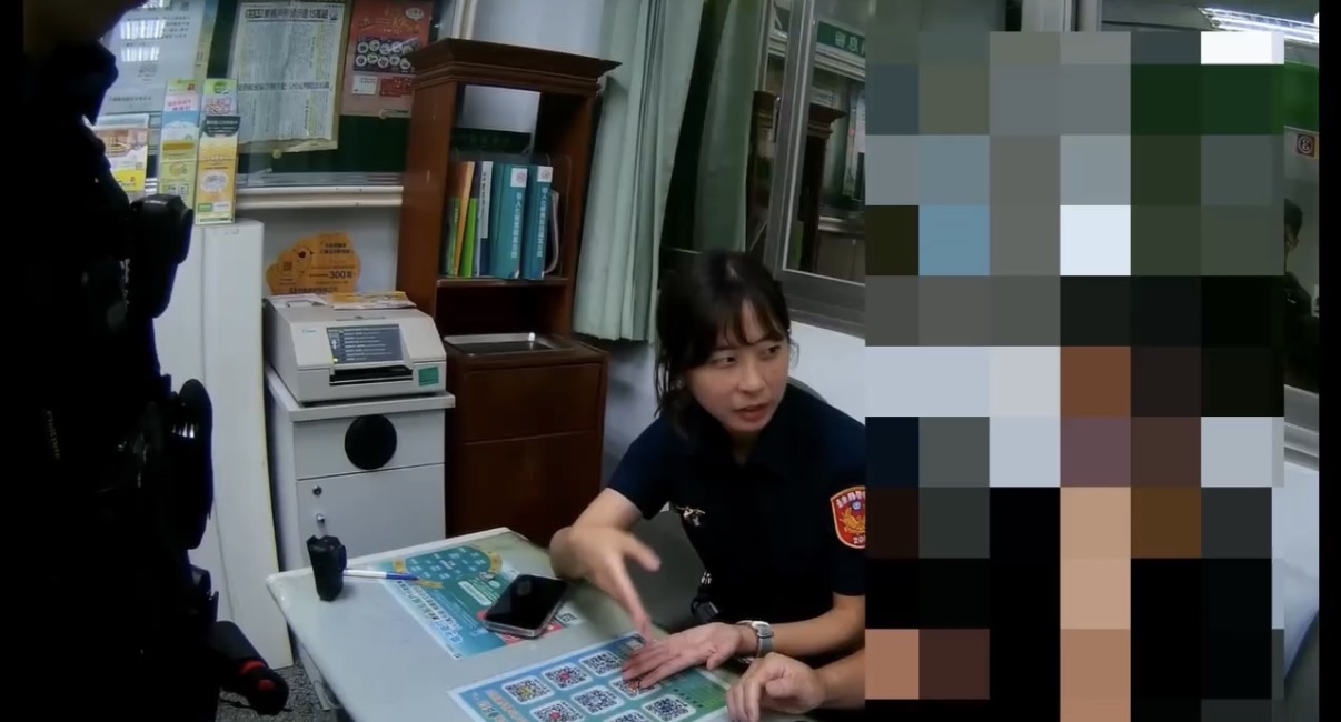 關山派出所員警在郵局向林男（畫面已模糊處理）說明投資詐騙警訊（翻攝密錄器畫面）