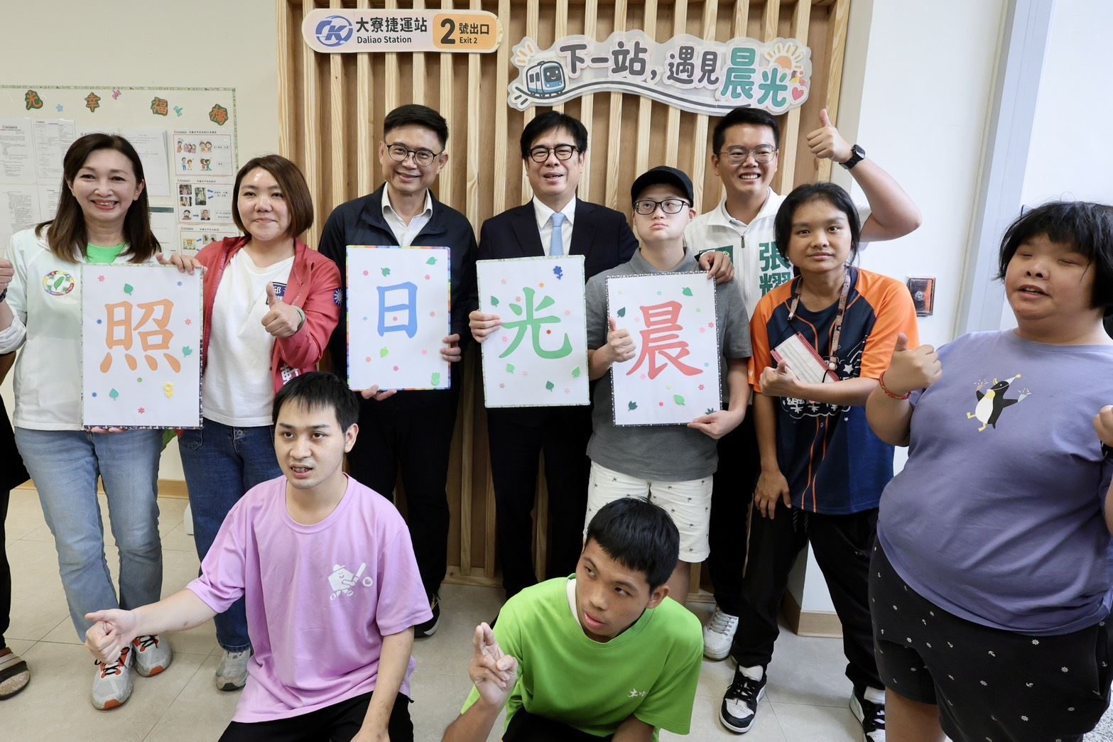 出席「大寮社會住宅第一期新建統包工程啟用暨揭牌典禮」 陳其邁：到站即到家 整合日照公托打造生活新核心