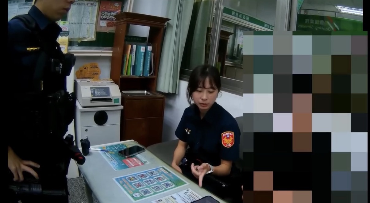員警耐心勸說，林男決定暫緩匯款（翻攝密錄器畫面）