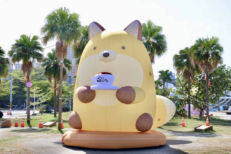 黃偉哲開箱朗萌綺盟水上氣偶 邀民眾體驗安平港灣萌力、夜間光影魅力