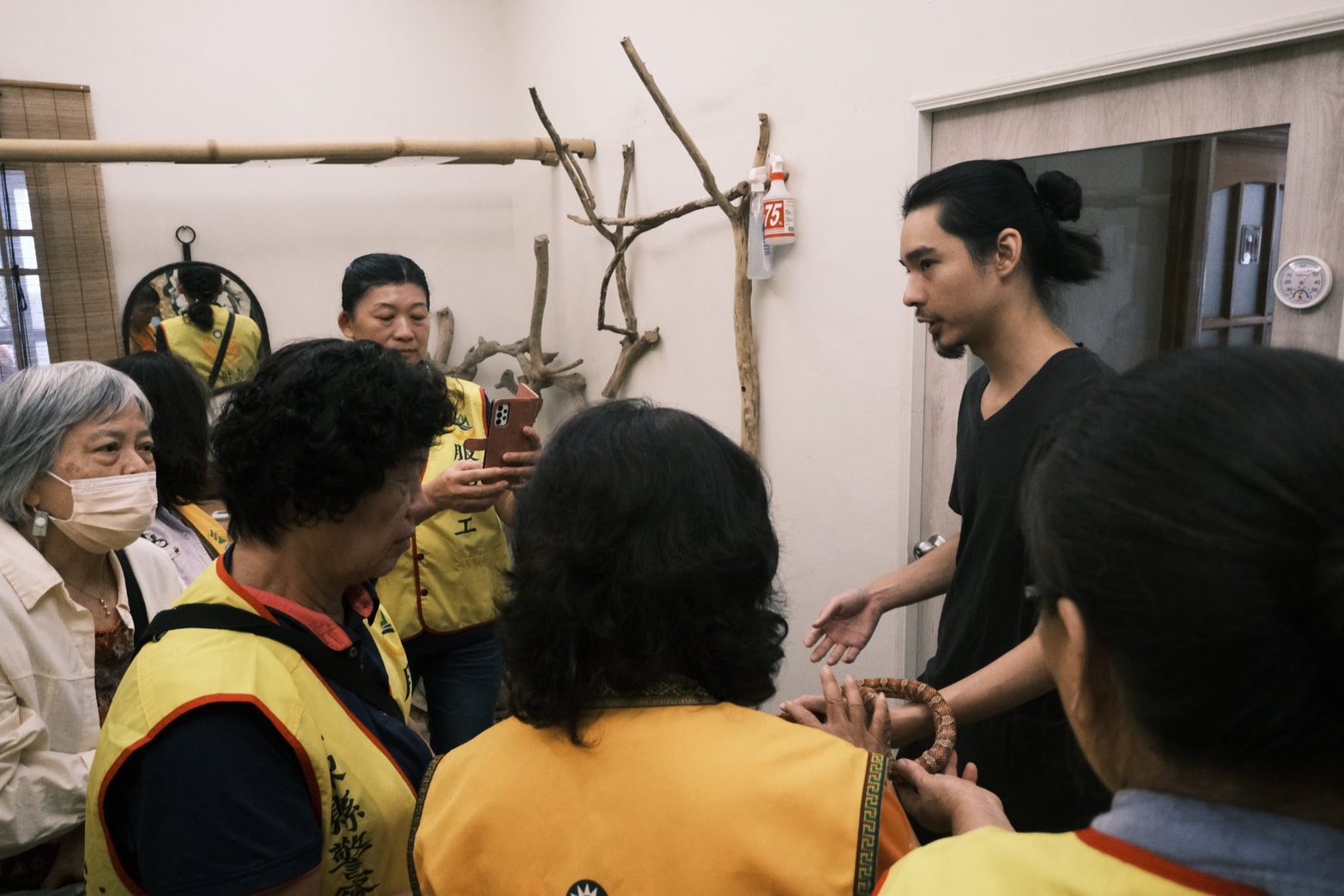 友蛇咖啡業者向志工介紹蛇類習性與生態