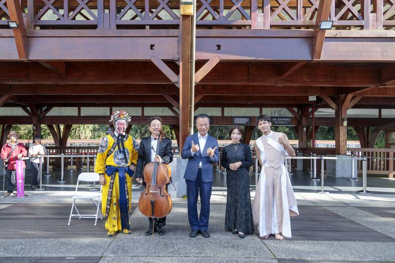 張正傑與大提琴走遍天涯海角音樂會登上阿里山,扣人心弦