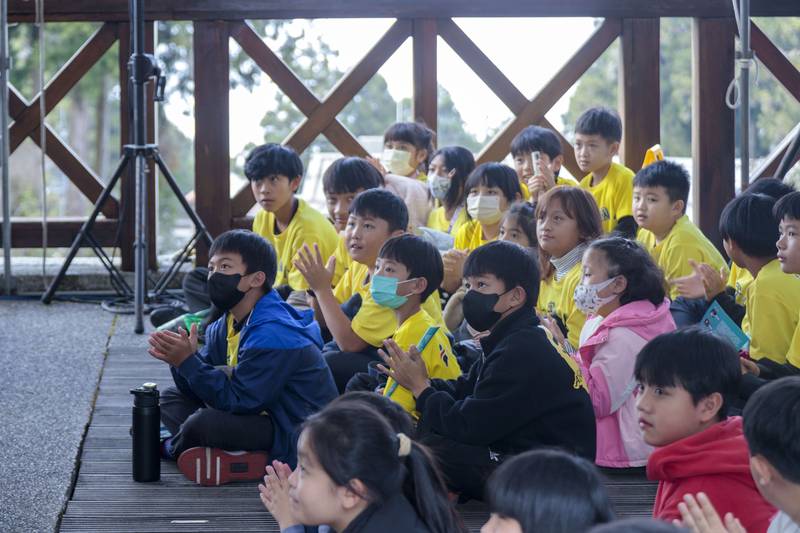 張正傑與大提琴走遍天涯海角音樂會登上阿里山,扣人心弦