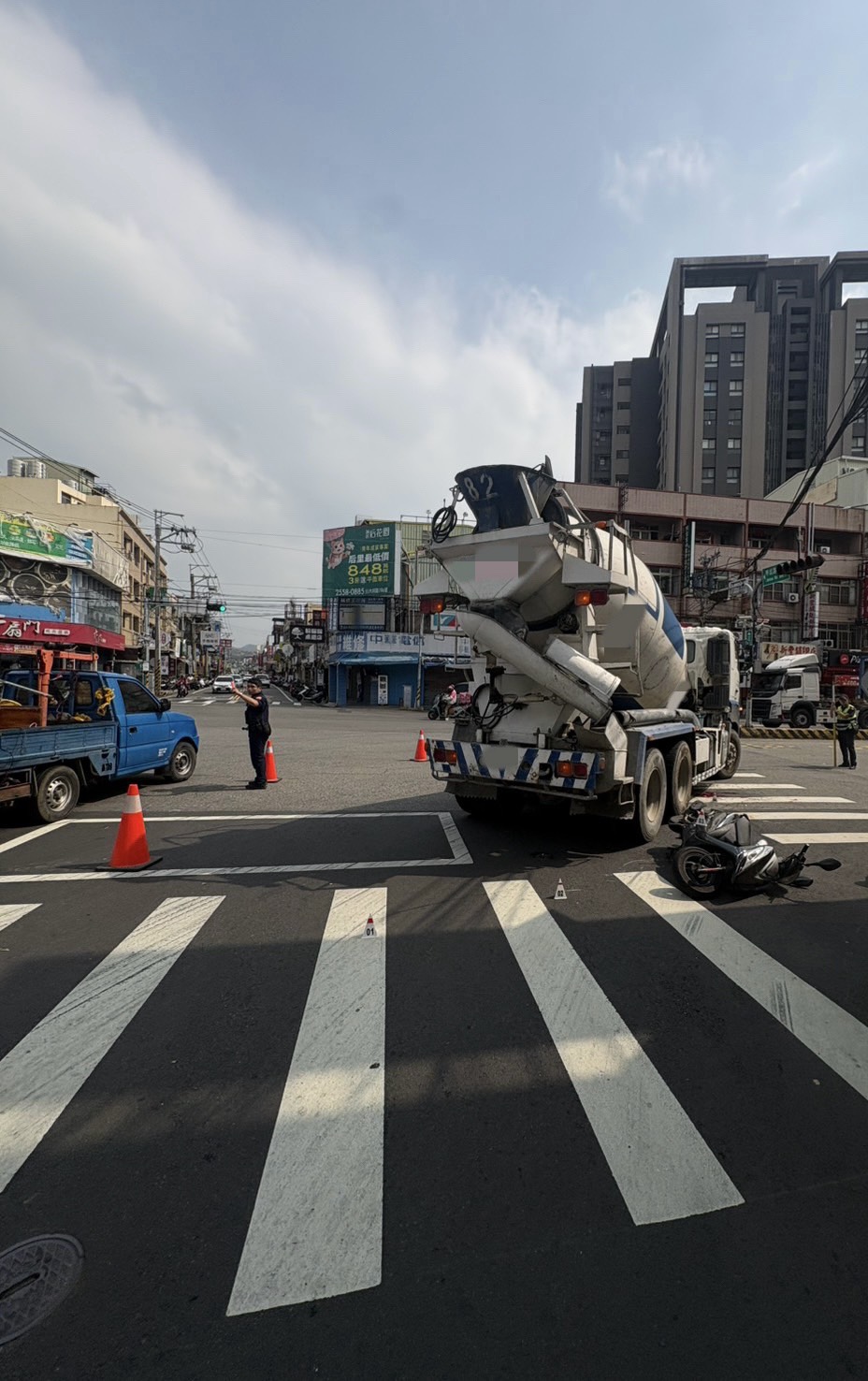 后里區甲后路與三豐路口預拌混凝土車與機車碰撞事故現場