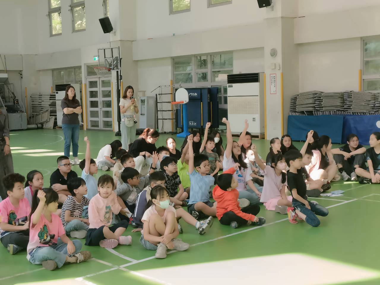 學童在劇情問答中踴躍舉手回應