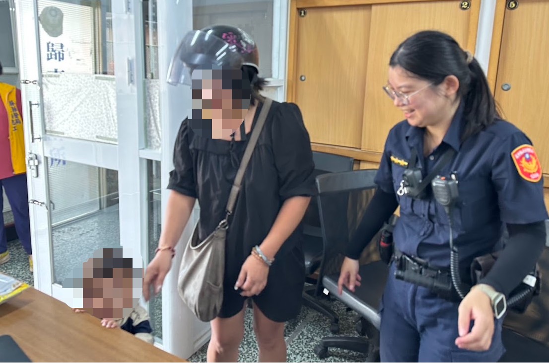 歸來派出所警員吳英美協助走失女童（畫面已模糊處理）與母親團聚