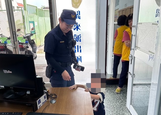 女警在派出所陪伴走失女童（畫面已模糊處理）