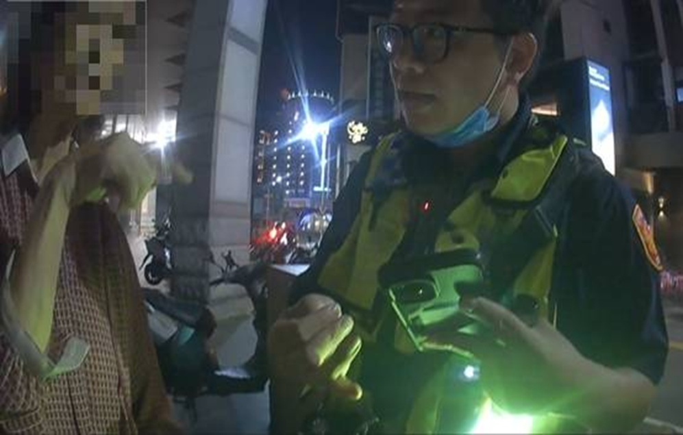 ▲圖說：蔡姓老婦人外出散步卻突然忘記回家路，民權警員獲報後趕赴現場關懷處置           （圖／台中市政府  提供）