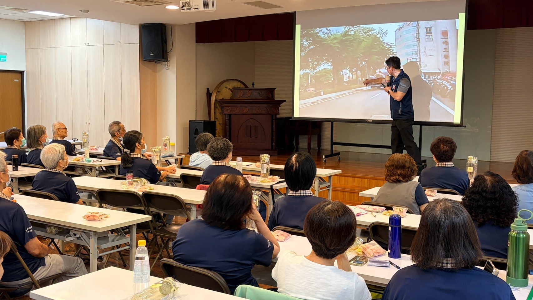 臺南市警察局交通警察大隊講師以路口實景,向松年大學長輩說明過馬路安全(圖/臺南市政府警察局交通警察大隊)
