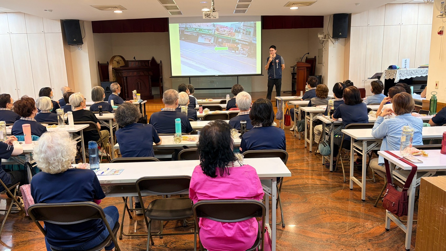 交通警察大隊前往南區新興教會松年大學,向高齡長者進行交通安全宣導(圖/臺南市政府警察局交通警察大隊)
