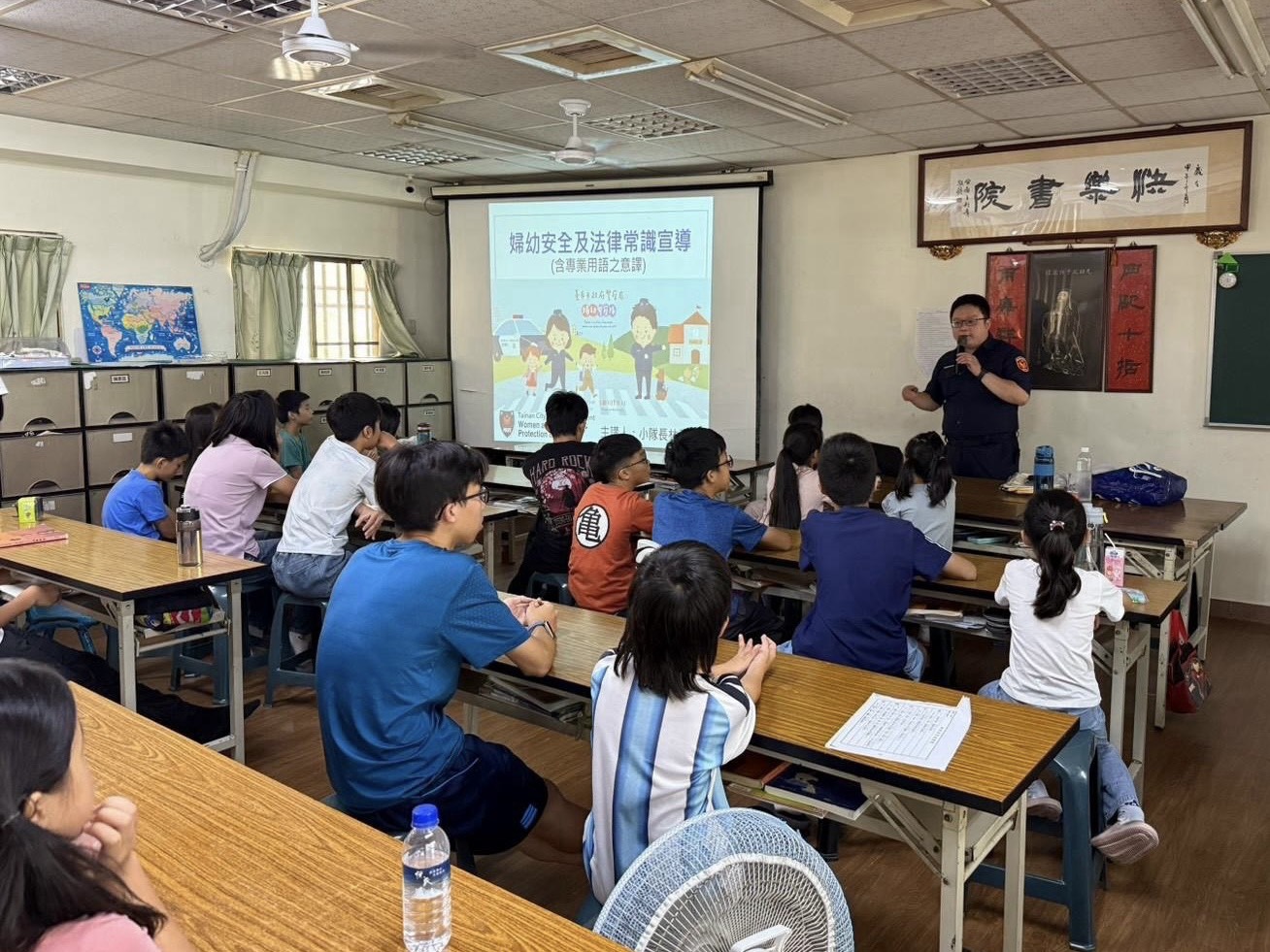 警方向學童進行婦幼安全及法律常識宣導(圖/臺南市政府警察局婦幼警察隊)