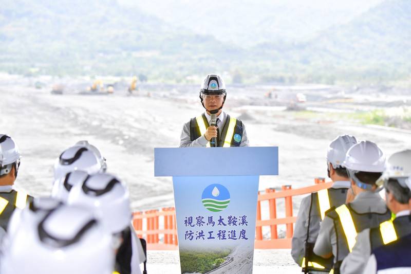 視察馬太鞍溪防洪工程進度 卓揆：打造南北兩岸四道堤防 提供花蓮鄉親雙重安全保障